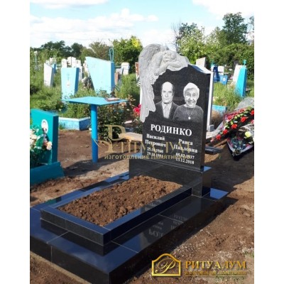 Памятник резной из гранита ЧПУ «Скорбящий с розами» семейный — ritualum.ru